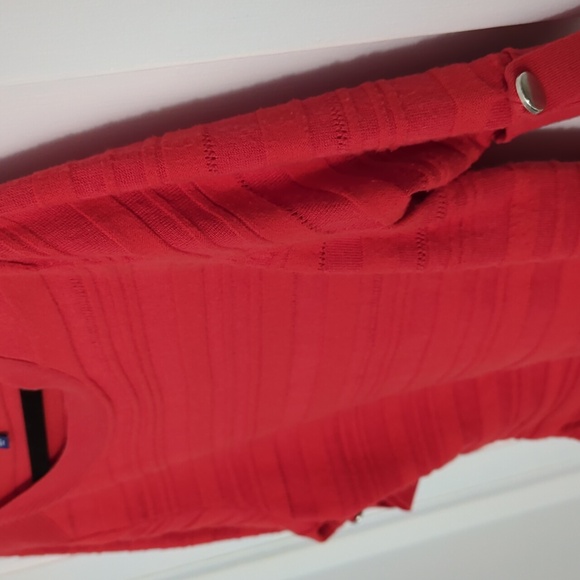 Apt 9 Sz L Red Ribbed Design with Ruched Sides and Cuffed Short Sleeves - Picture 4 of 6